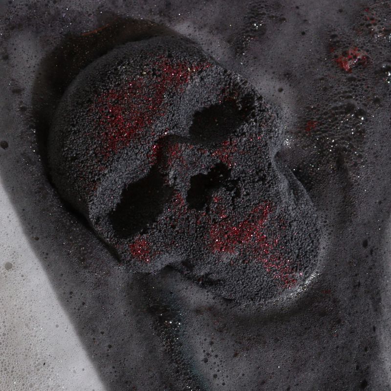 Bomba de baño calavera en el agua