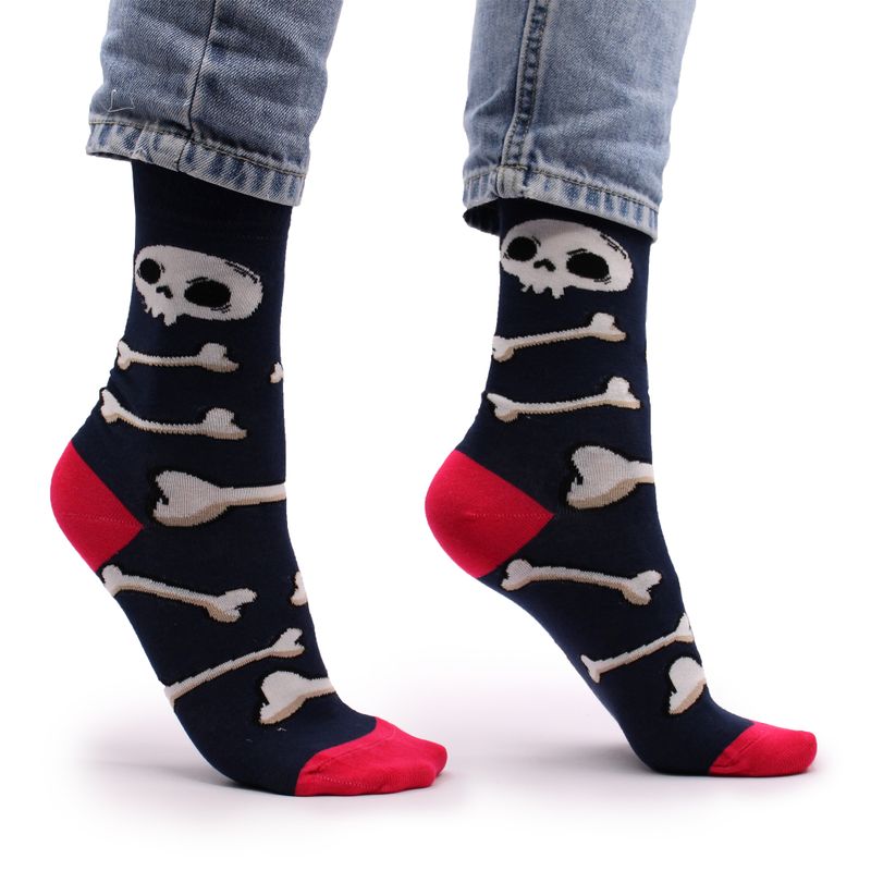 Calcetines calaveras puestos