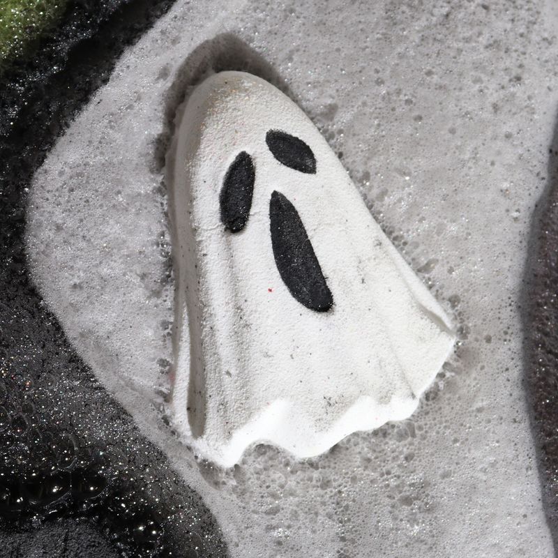 Bomba de baño fantasma en el agua